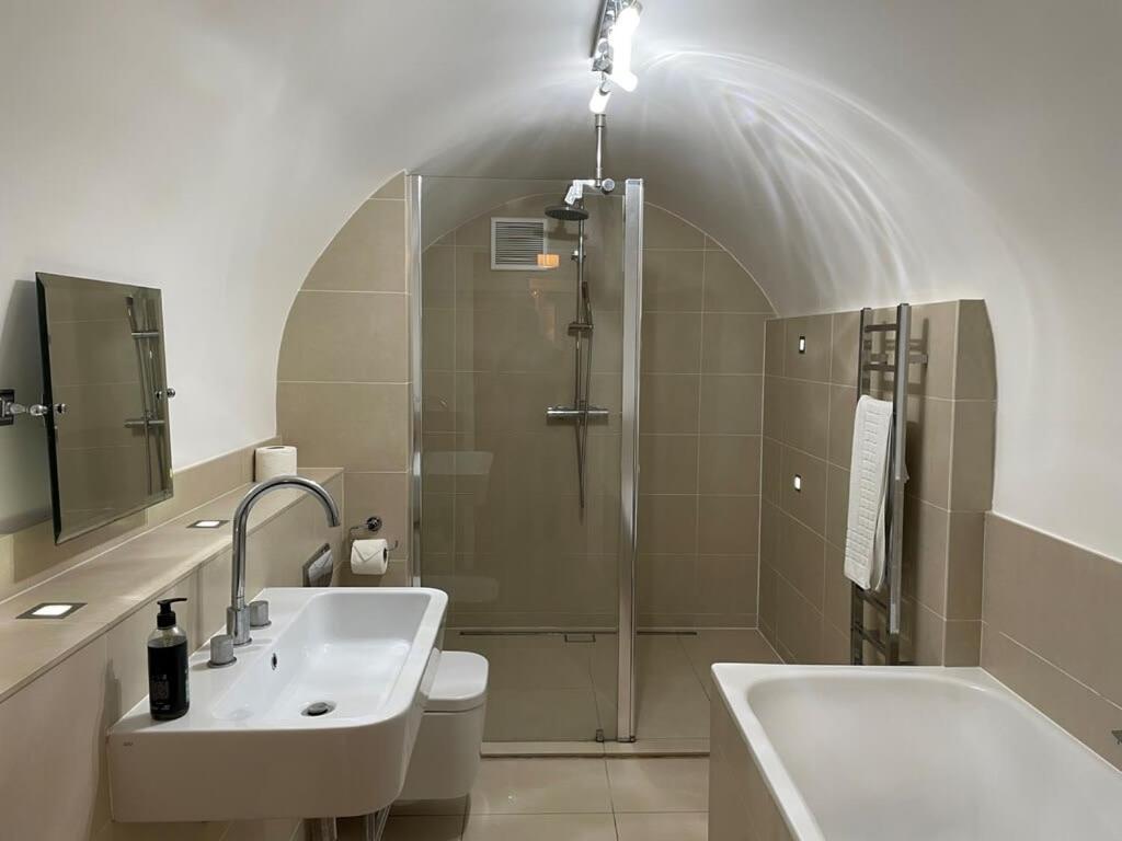 Apartamento Beautiful 3 Bed Basement Flat With Garden Bath Exterior foto